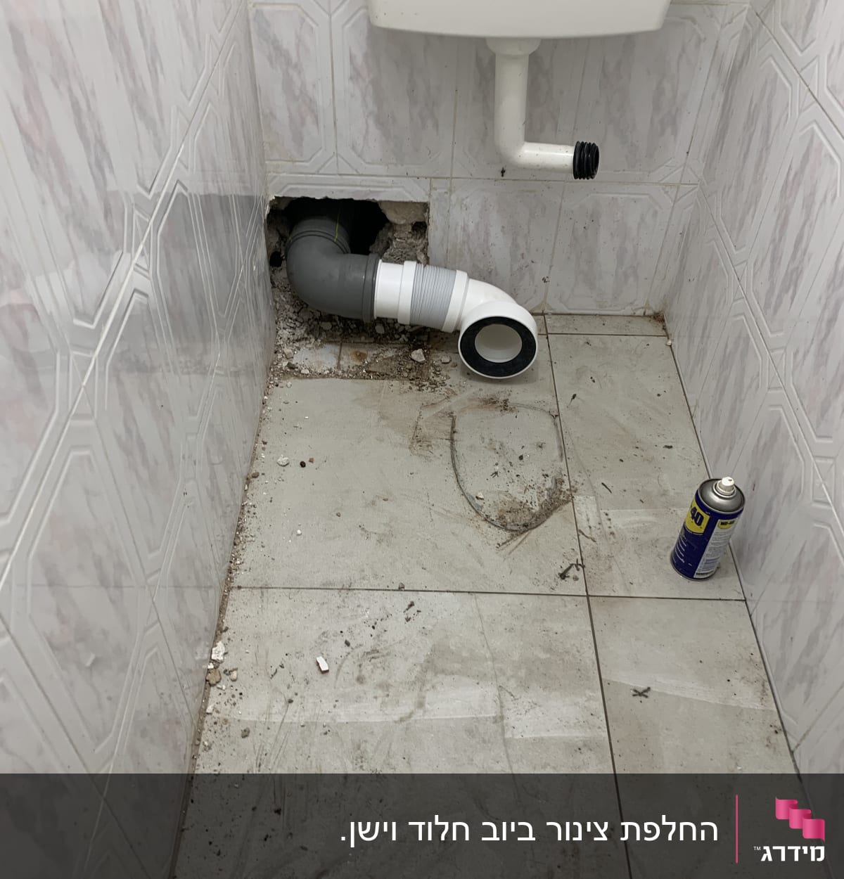 צינור ביוב אפור עם חיבורי פלסטיק לבנים
